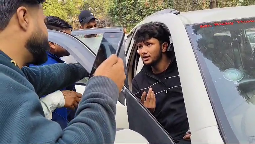 मोहाली फेज 6 में आज एक व्यक्ति ब्ला-ब्ला एप के जरिए सवारियां उठा रहा था, जिसे टैक्सी यूनियन ने पकड़ लिया और फटकार लगाई।